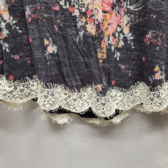 Rewind Size Small Top With Cut Out Back Black With Floral Pattern - Picture 2 of 6